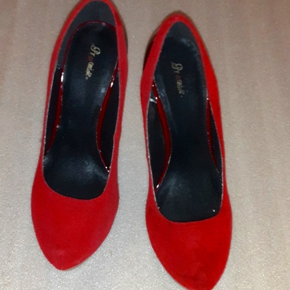 PROMISE BURGUNDY HEELS IN SIZE 9 IN 6 INCHES HEELS